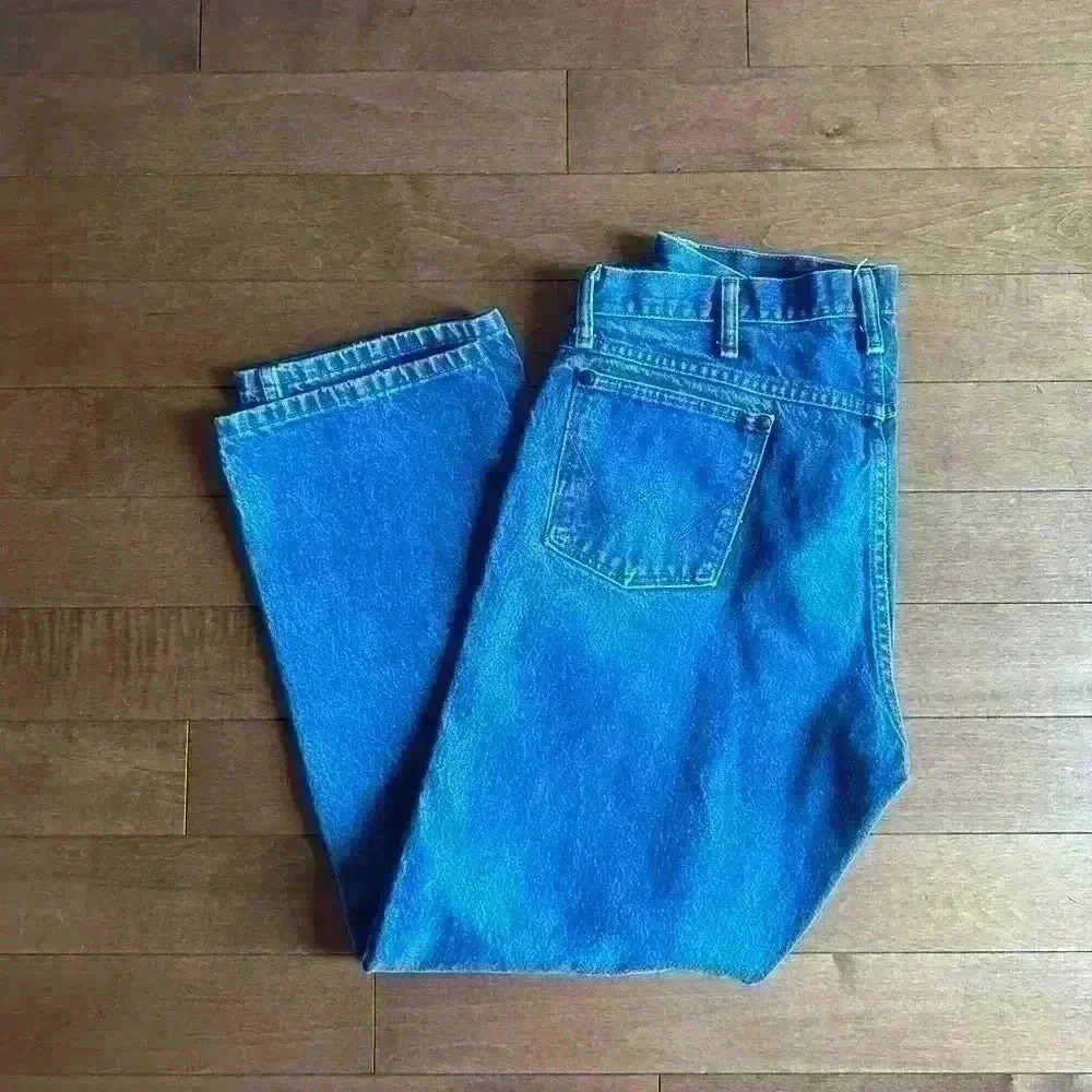 Wrangler | Denim straight leg women’s jeans size medium - Picture 2 of 4